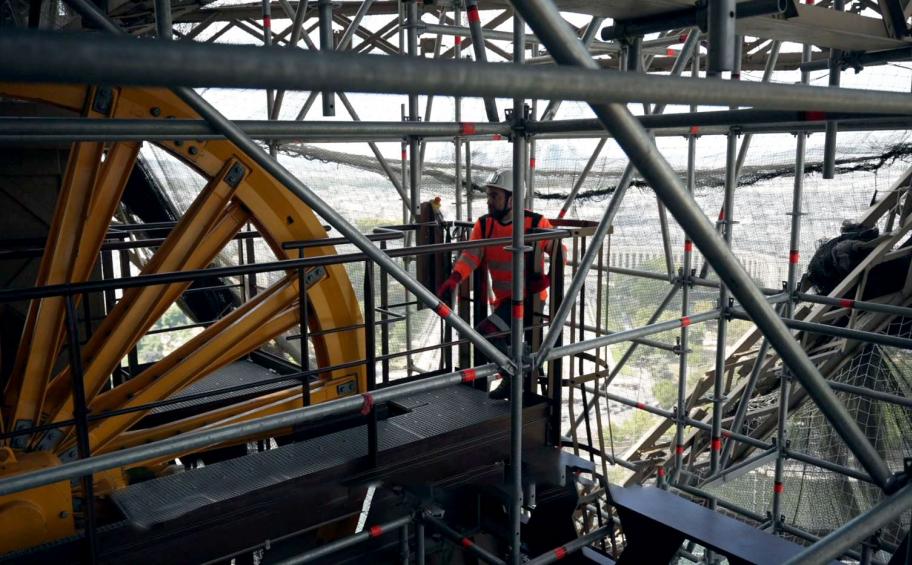 Tour Eiffel : Eiffage Métal poursuit les travaux de modernisation de l'ascenseur du pilier nord