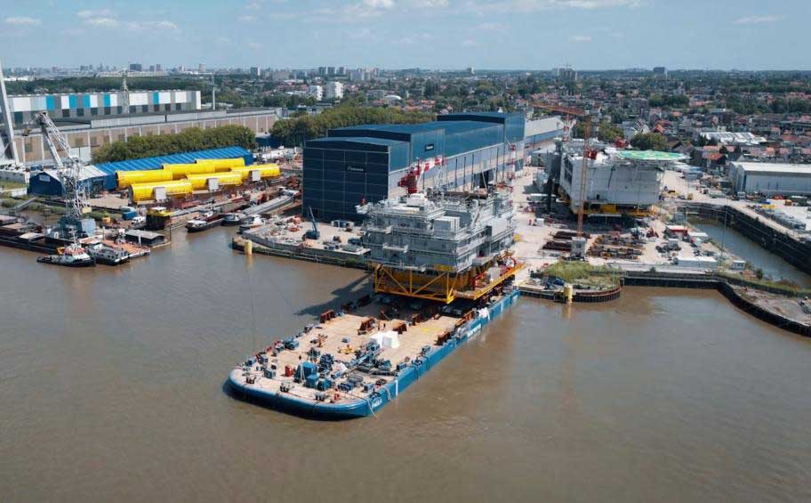 Saint-Brieuc offshore wind farm : the topside and foundation of the substation have left the Hoboken and Vlissingen yards
